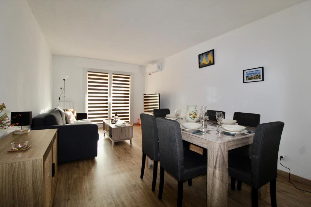 Logement Renove Avec Mobilier 2023 Apartment Avignon Exterior photo