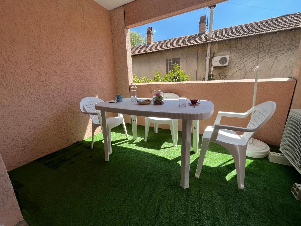 Logement Renove Avec Mobilier 2023 Apartment Avignon Exterior photo